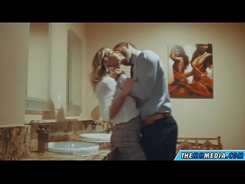 ❤️ Când o blondă cu sânii mari te seduce într-o toaletă publică ❤  at ro.drpornofilme.ru ❤